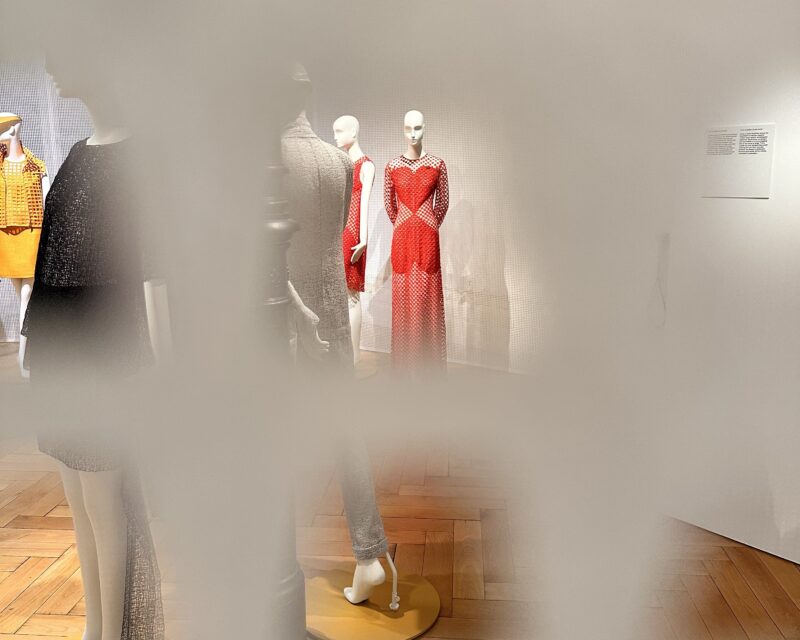 Swiss Textiles Akris Rot Ausschnitt