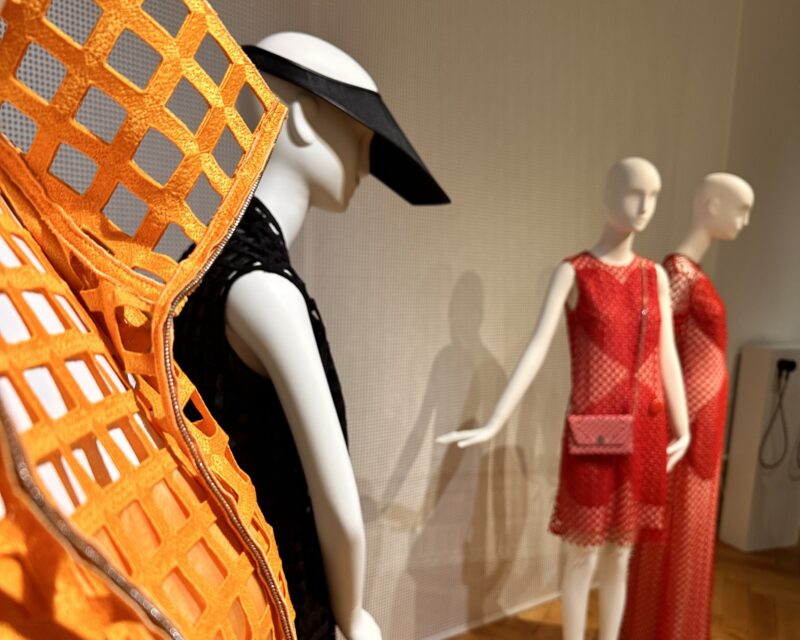 Swiss Textiles Akris Rot Seite