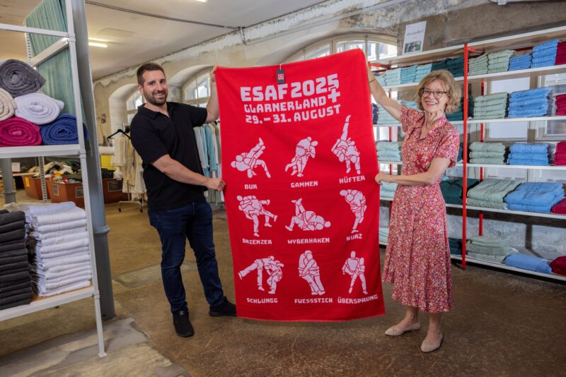 ESAF Tuch gross