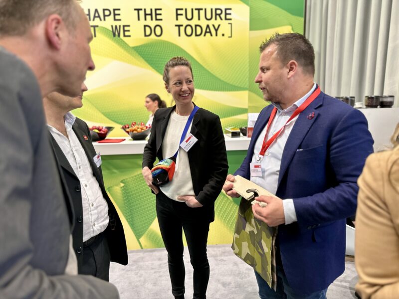 Nina Bachmann, Geschäftsleitungsmitglied, mit Urs Schellenberg, E. Schellenberg Textildruck (r.)