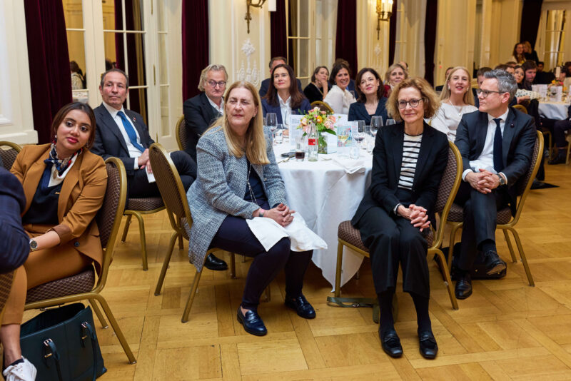 Seco-Direktorin Helene Budliger Artieda am Tisch mit Peter Flückiger, Regine Sauter, Carl Illi sowie EU-Botschafter Petros Mavromichalis